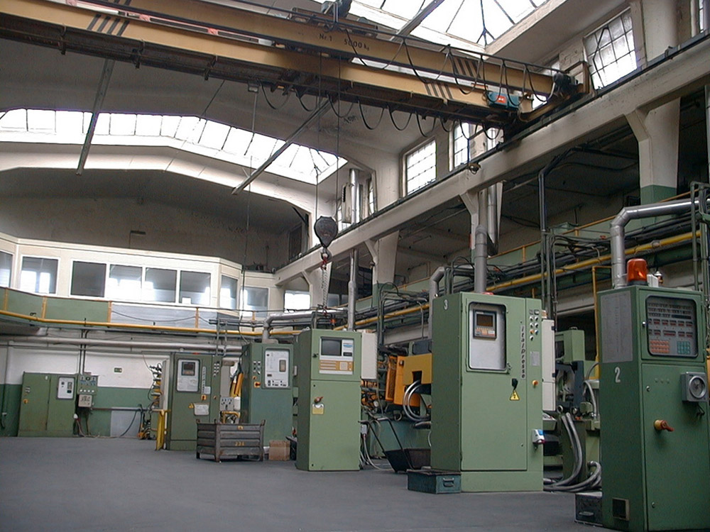 Produktionshalle von DRUTEC Druckguss & Montagetechnik Blick in die Fertigungshalle mit modernen Druckgussmaschinen bei DRUTEC