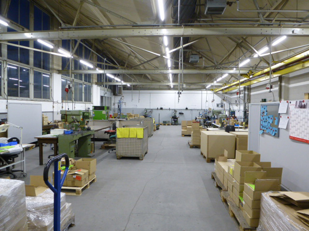 Montage- und Verpackungsbereich bei DRUTEC Druckguss & Montagetechnik Blick in die Produktionshalle mit Arbeitsplätzen und Verpackung bei DRUTEC