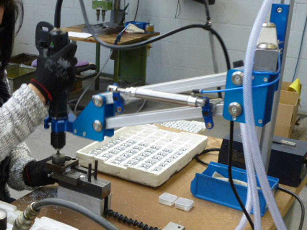 Montage und Feinbearbeitung von Druckgussteilen bei DRUTEC Präzise Handarbeit und Nachbearbeitung von Zinkdruckgussteilen in der Fertigung